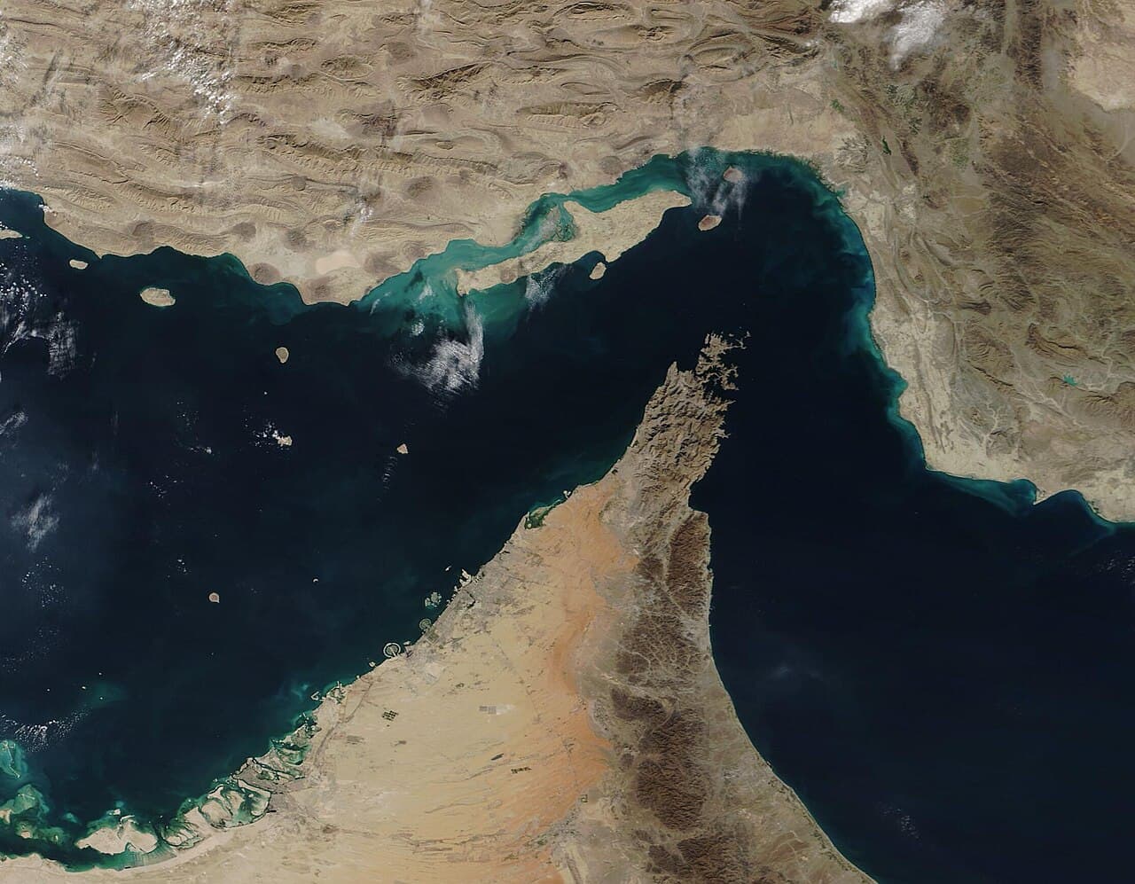 الأنابيب لا تكفي: لماذا تتعثّر ممرّات الطاقة في العراق وسوريا ولبنان؟
